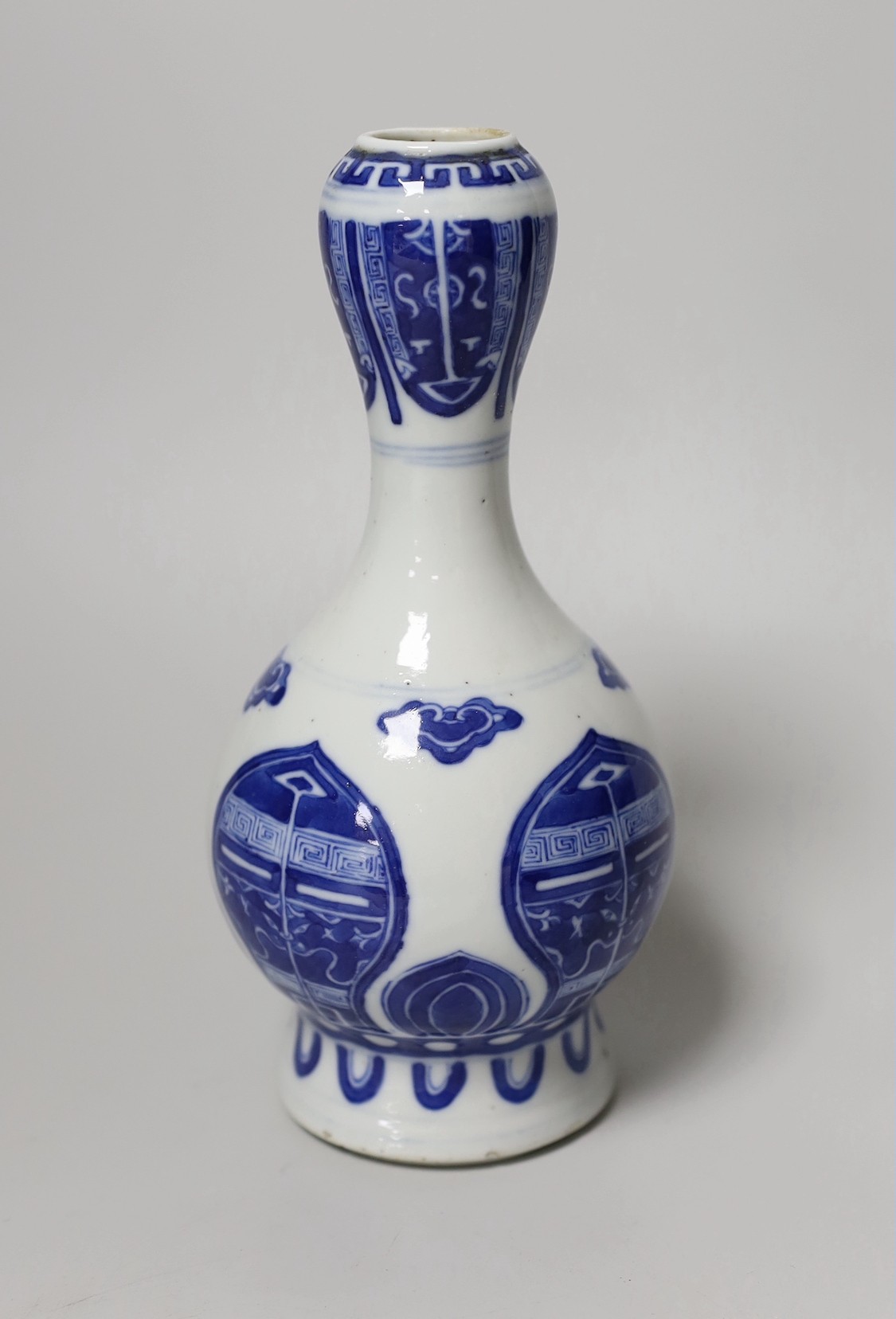 A Chinese archaistic blue and white double gourd vase, 19th century, 19cm